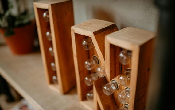 Unikalne Rozwiązania do Aranżacji Wnętrz: Meble z Recyklingu jako Stylowy Akcent Twojego Domu
