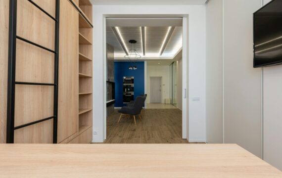 Sufit, który daje internet: LiFi + sufit napinany akustyczny w salonie i biurze domowym