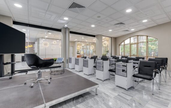 Szklane ściany i drzwi loftowe przesuwne: prywatność, akustyka, montaż i koszty 2025