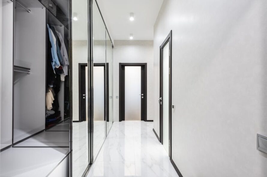 Szafa wnękowa na wymiar DIY: pomiar, formatki, prowadnice i realne koszty 2025