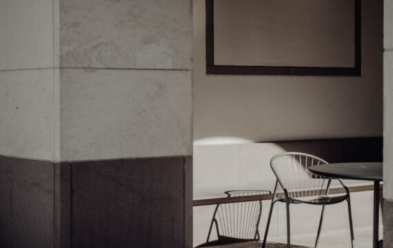 Podłogi winylowe SPC i LVT: różnice, montaż, podkłady, ogrzewanie podłogowe i koszty 2025