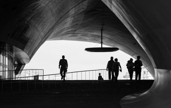 Listwy przypodłogowe 2025: MDF, poliuretan czy aluminium - wybór, montaż, detale i realne koszty