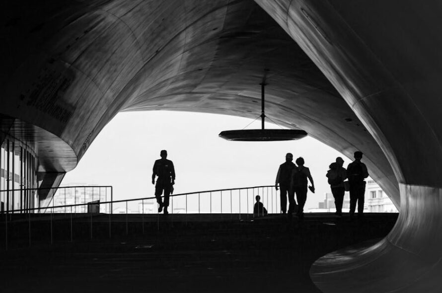 Listwy przypodłogowe 2025: MDF, poliuretan czy aluminium - wybór, montaż, detale i realne koszty