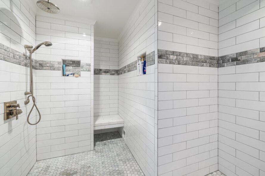 Prysznic walk-in i odwodnienie liniowe: projekt, montaż, hydroizolacja i koszty 2025