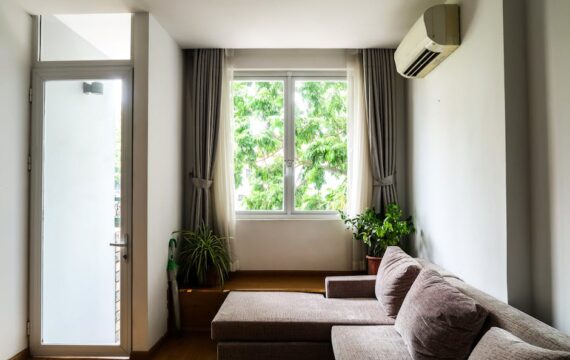 Klimatyzacja split w mieszkaniu 2025: dobór mocy, legalny montaż, skropliny, zasilanie i realne koszty