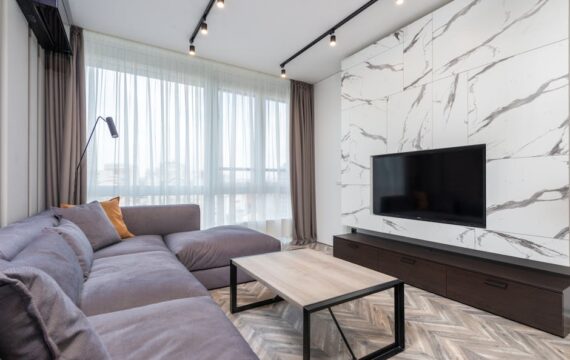 Karnisze i zasłony 2025: montaż sufitowy vs ścienny, pomiary, szycie i realne koszty