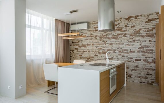 Okap kuchenny w mieszkaniu 2025: dobór, kanały, wyciąg vs pochłaniacz, hałas i realne koszty