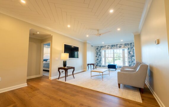 Sztukateria sufitowa 2025: wybór materiału, montaż z LED i realne koszty w polskim mieszkaniu