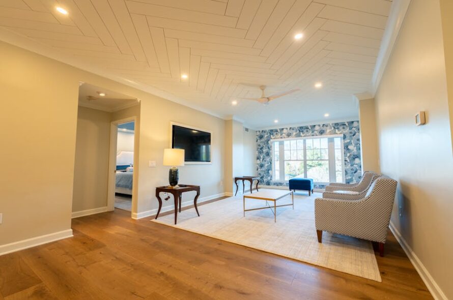 Sztukateria sufitowa 2025: wybór materiału, montaż z LED i realne koszty w polskim mieszkaniu