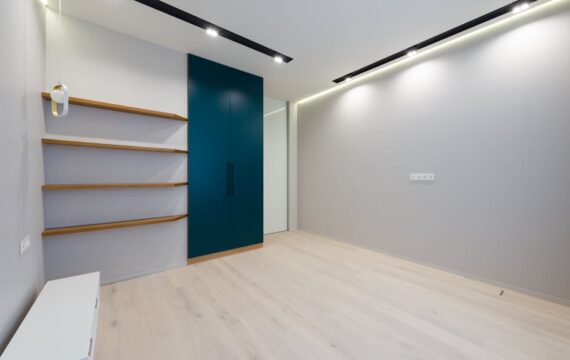 Podłoga drewniana 2025: deska lita vs warstwowa, wykończenia, montaż i realne koszty w polskim mieszkaniu